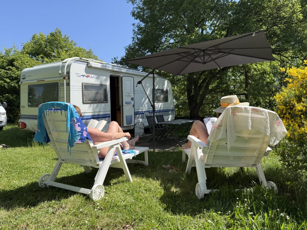 caravane Aydat extérieur avec vacanciers