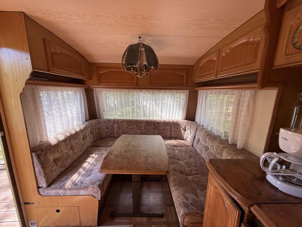 caravane la caissière coin repas intérieur / lit d'appoint
