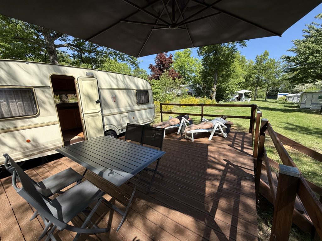 caravane la caissière avec vacanciers