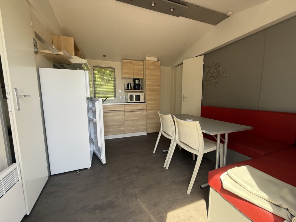 Mobilhome Pavin et Guéry intérieur cuisine salon