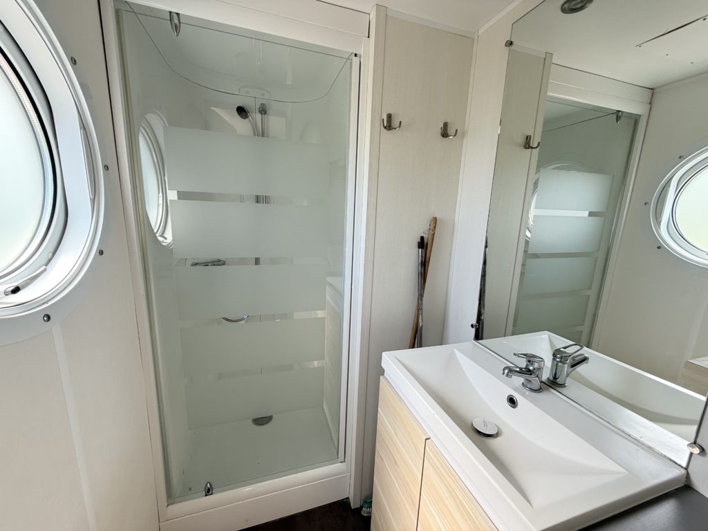 Mobilhome Pavin et Guéry salle de bain