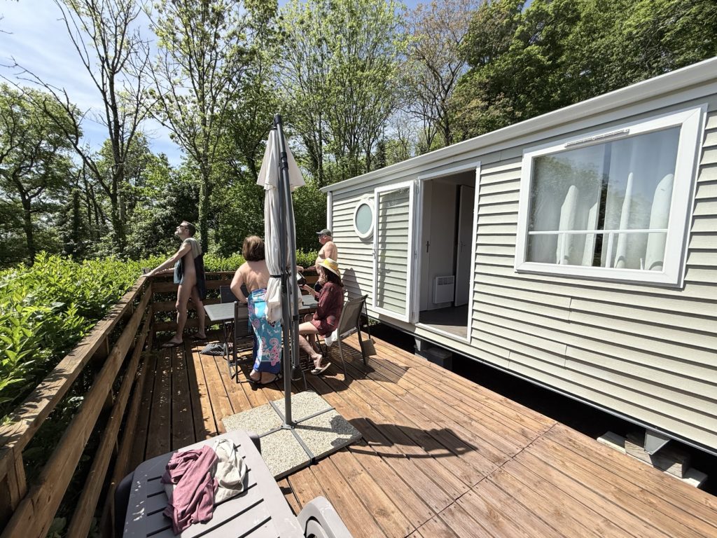 Mobilhome Pavin et Guéry extérieur avec personnes