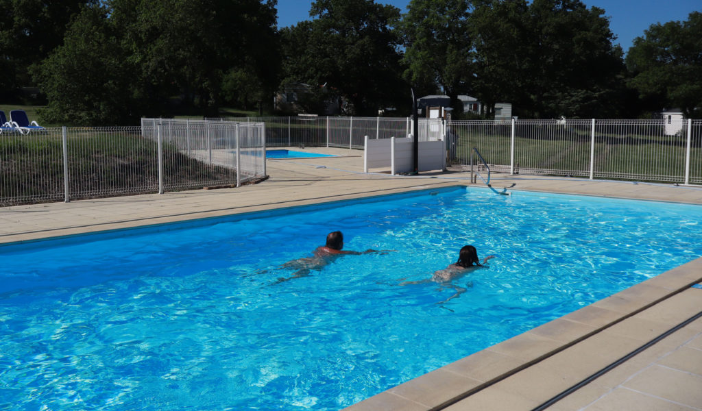 Piscine avec deux personnes nageant